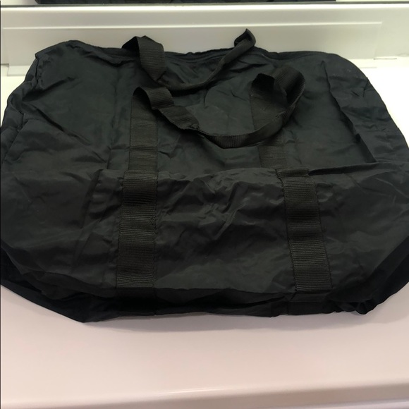Nylon overnight bag; side pocket; w/zipper, clean - Picture 5 of 8